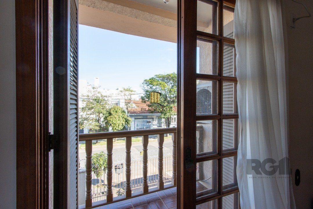Casa de alvenaria, 3 quartos, 1 suíte, 4 banheiros e 5 vagas de garagem.