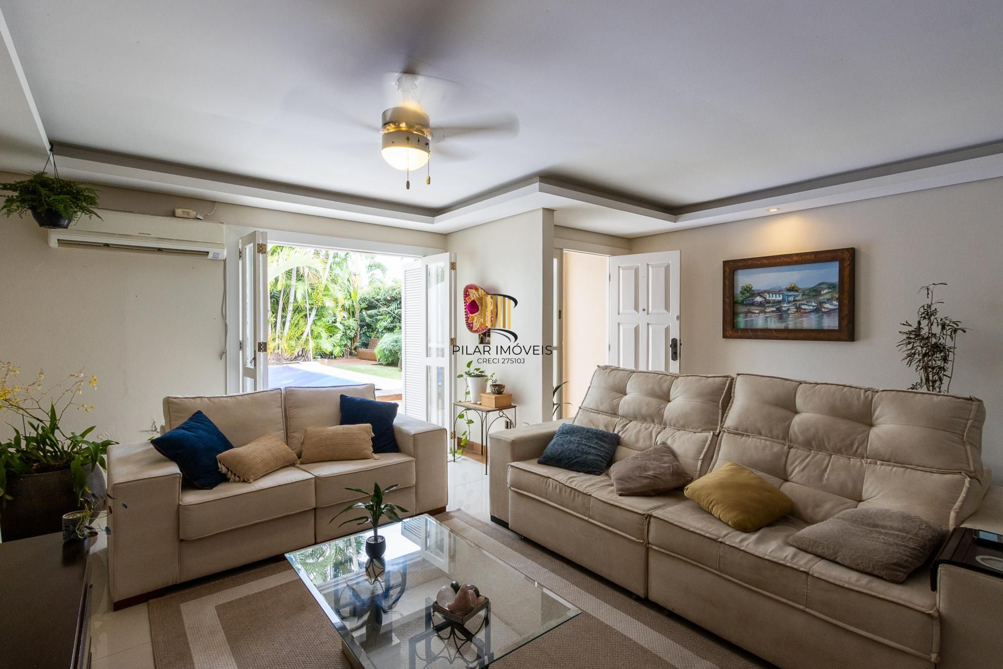 Casa térrea, 2 dormitórios, 1 suíte e 2 vagas no bairro Aberta dos Morros.