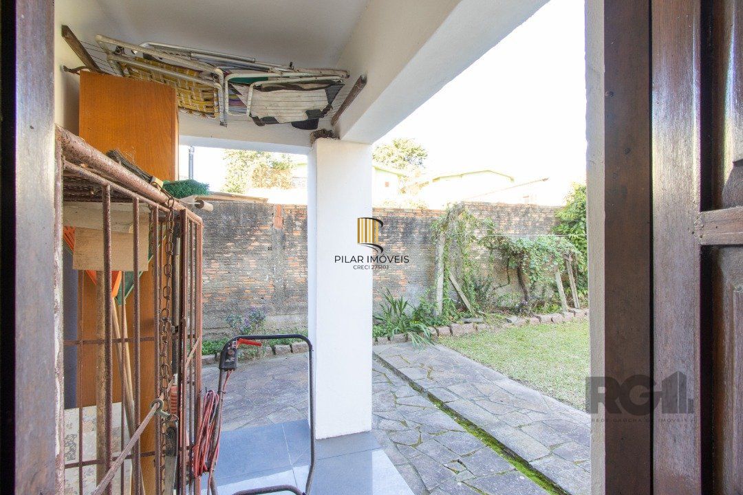 Casa para Venda - 300m², 3 dormitórios, sendo 1 suites, 4 vagas - Tristeza