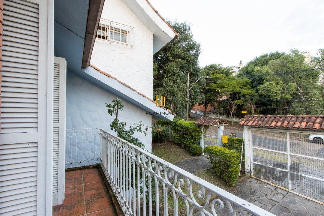 Casa no bairro Cristal, Possui 4 dormitórios, sendo 1suíte, closet e banheira de hidromassagem, com possibilidade de um podendo 1 dormitórios extra.