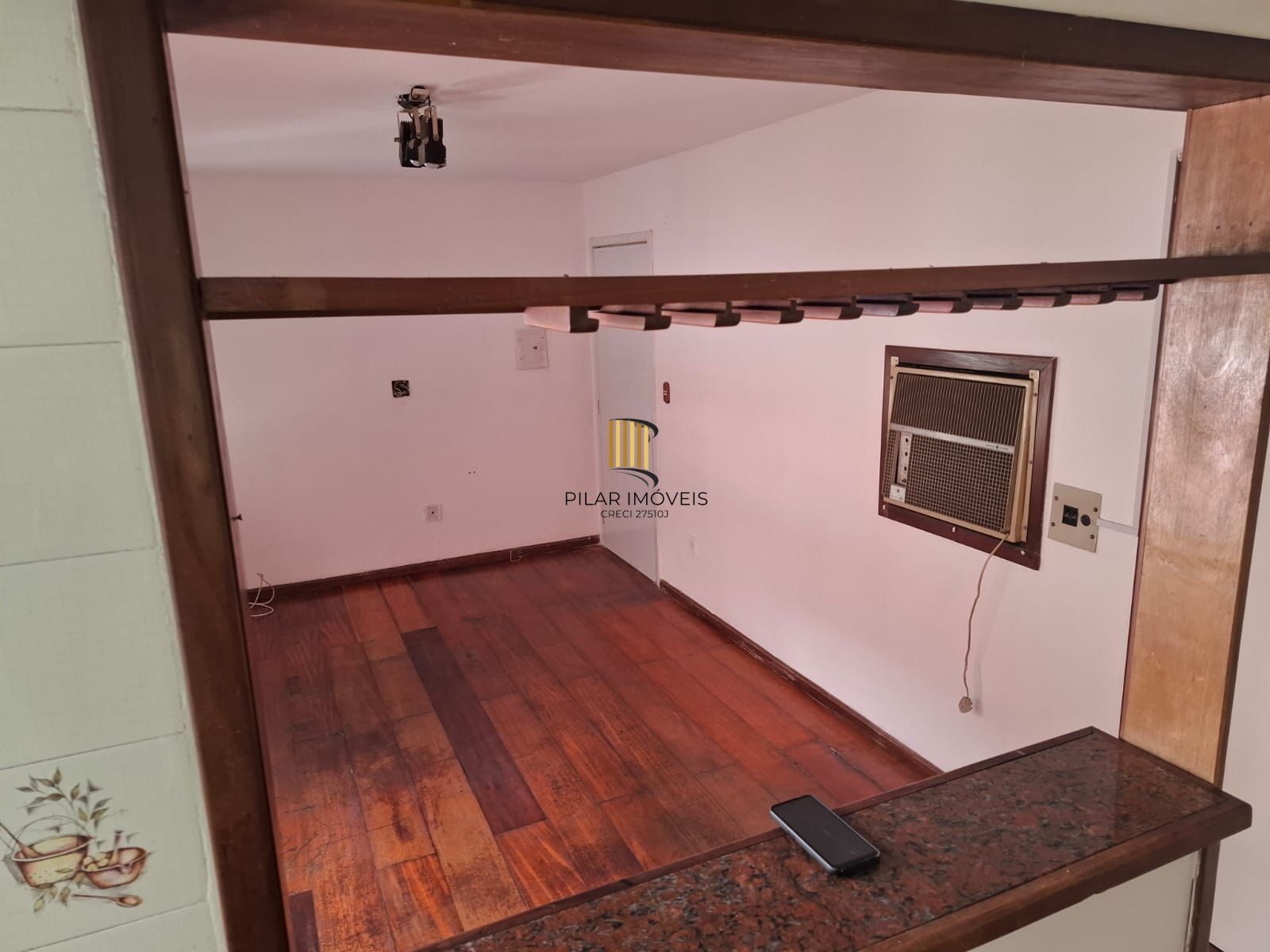 JK / Sala & Dormitório ( desocupado ) com ampla e boa cozinha