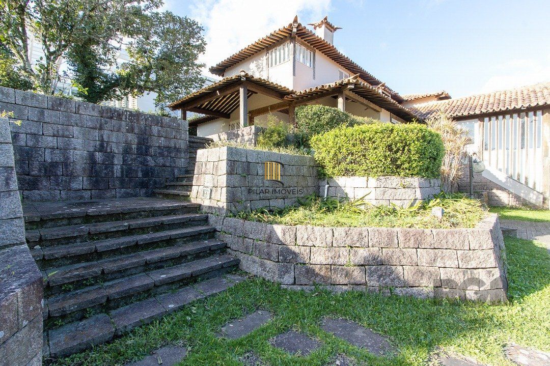 Casa Condomínio a Venda - 880m², 5 dormitórios, sendo 2 suítes, a master com lareira, 4 vagas - Cavalhada