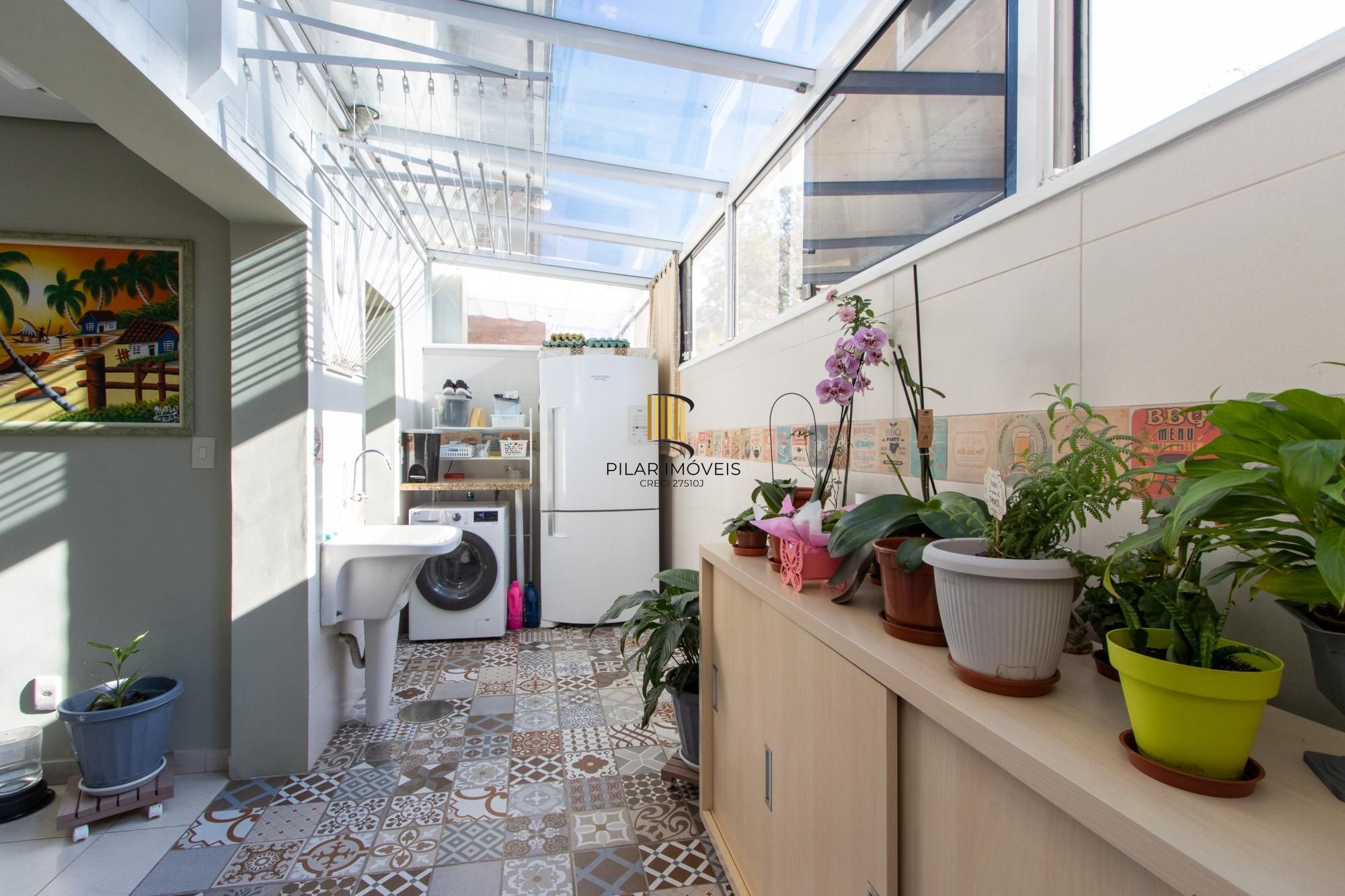 Casa em condomínio, com 3 quartos, com suíte, 2 vagas cobertas, churrasqueira, no Bairro Nonoai.
