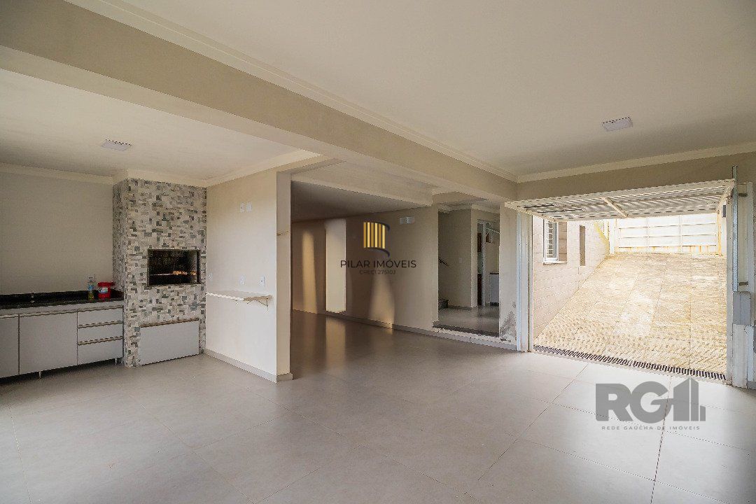 Sobrado, 185 metros quadrados privativo, com 3 quartos, 1 suíte, Living e cozinha integrados, lareira, churrasqueira, lavabo e 2 vagas de garagem.                       e 2 vagas de garagem
