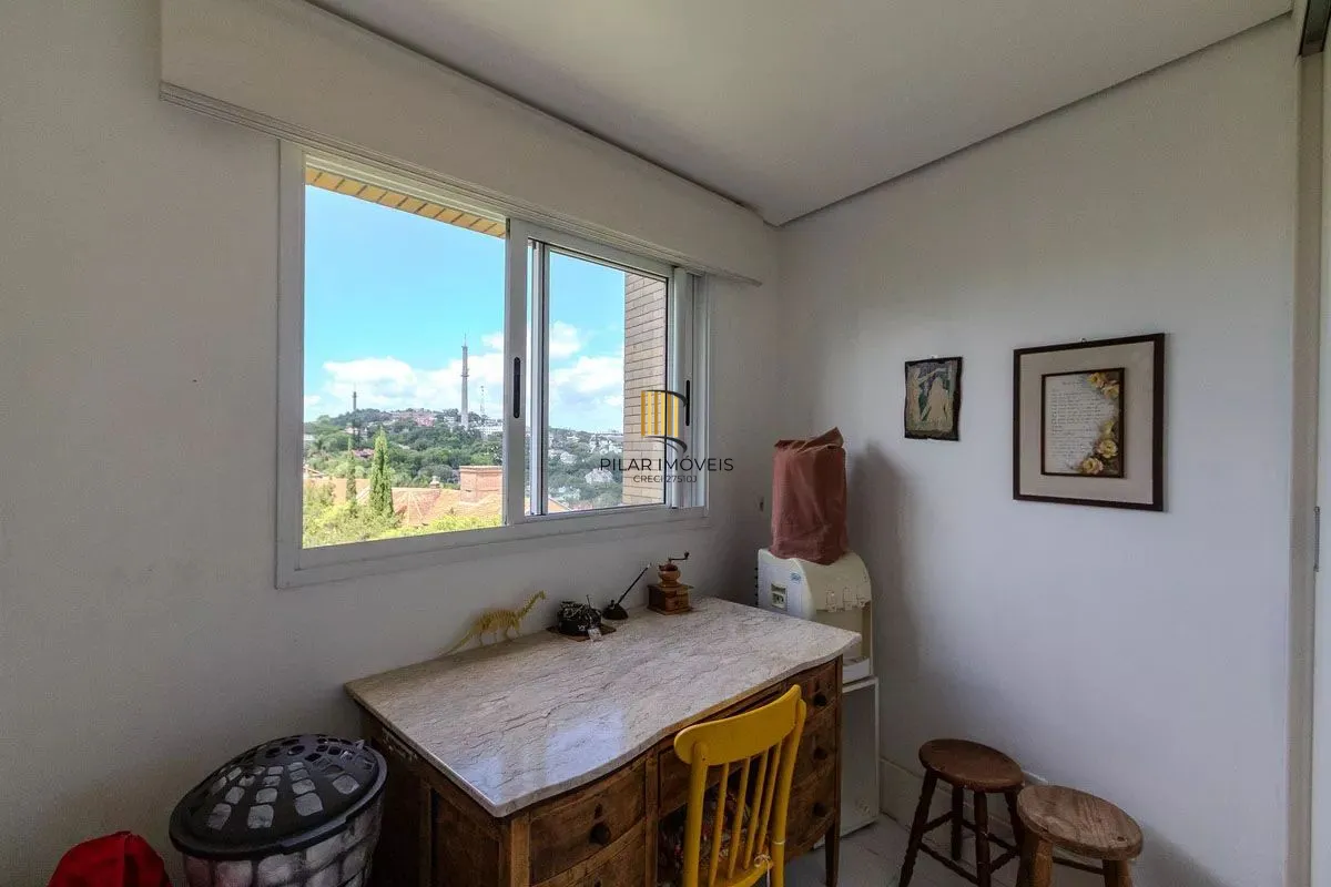 Apartamento com 3 dormitórios, 2 vagas e 231.61m² - Bairro Menino Deus