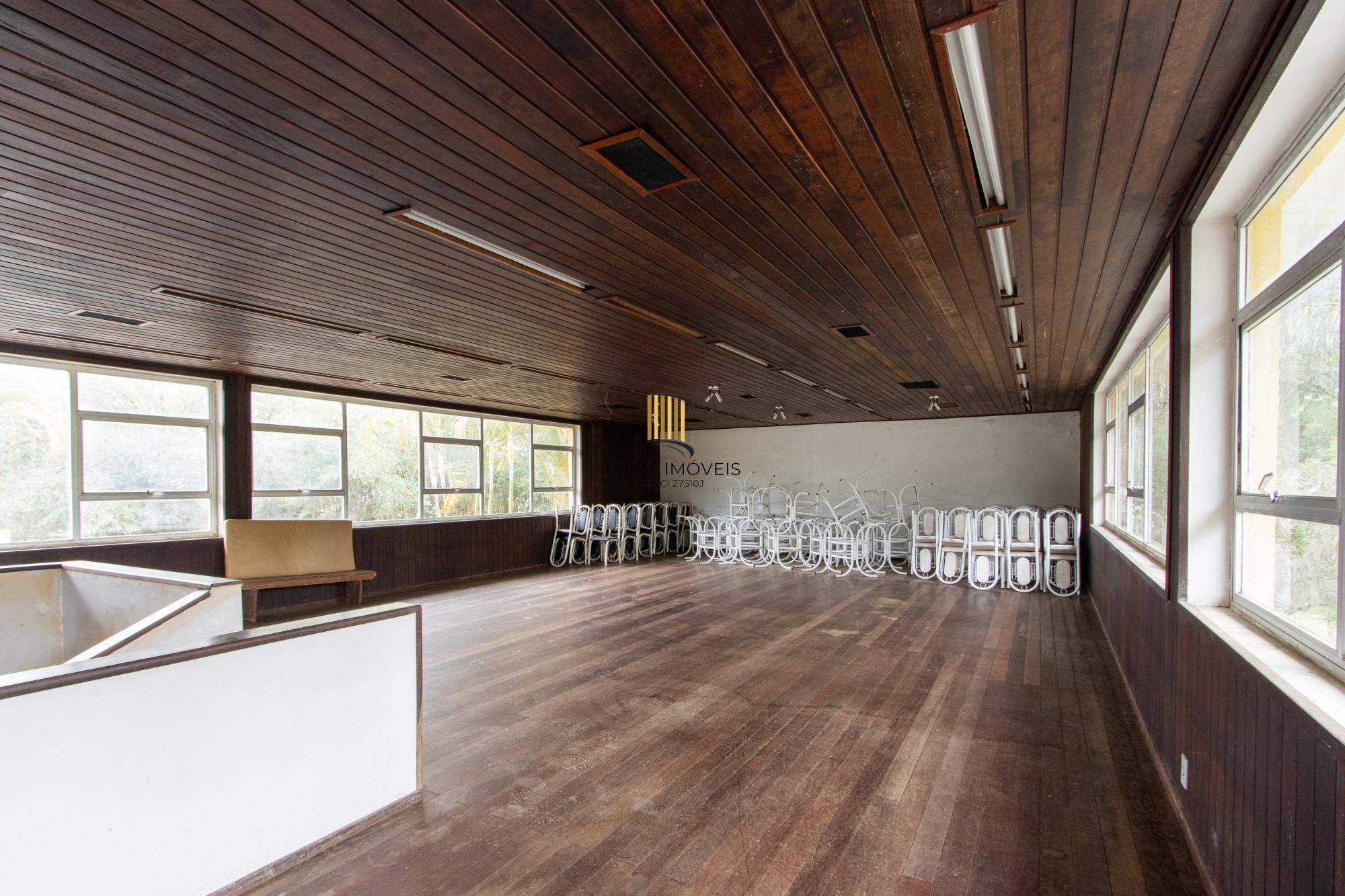 Terreno com edificações para múltiplos negócios lucrativos.