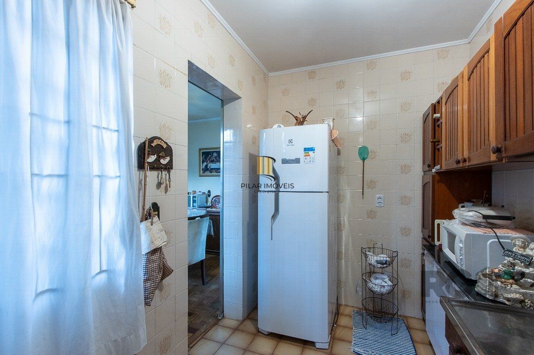 Casa térrea, 2 quartos, 2 vagas, edicula com 1 quarto e um banheiro - Bairro Tristeza
