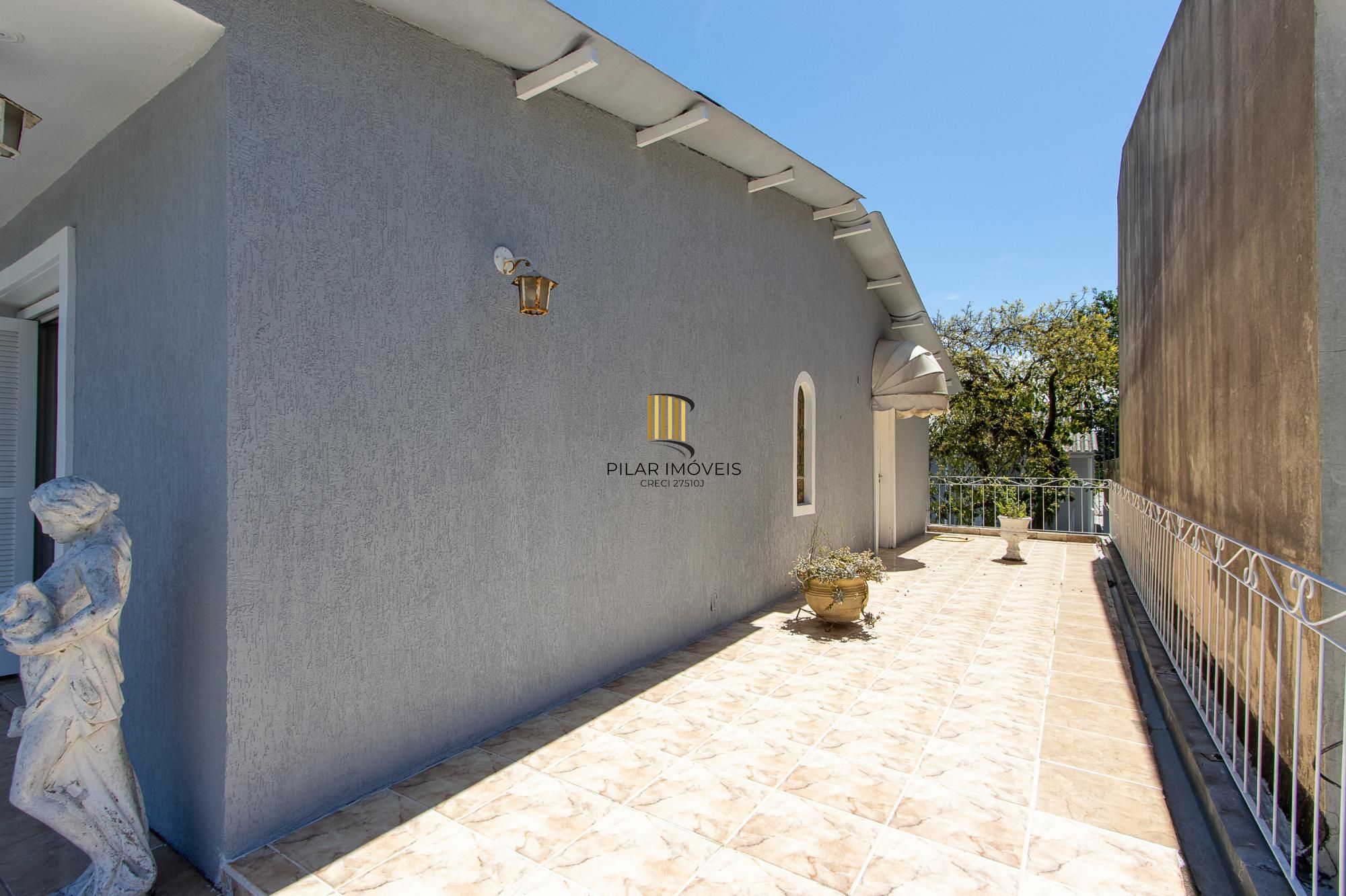 Casa de alvenaria, com 3 quartos, 1 suíte e 3 vagas de garagem.