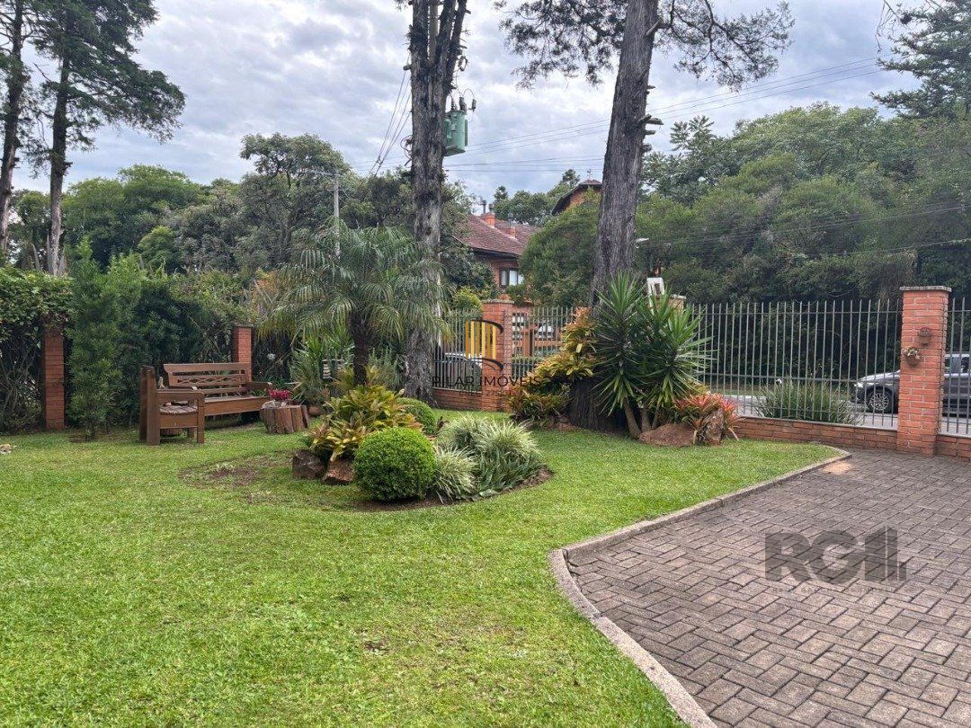 Sobrado de Alvenaria em Condominio  no bairro Nobre de Gramado
