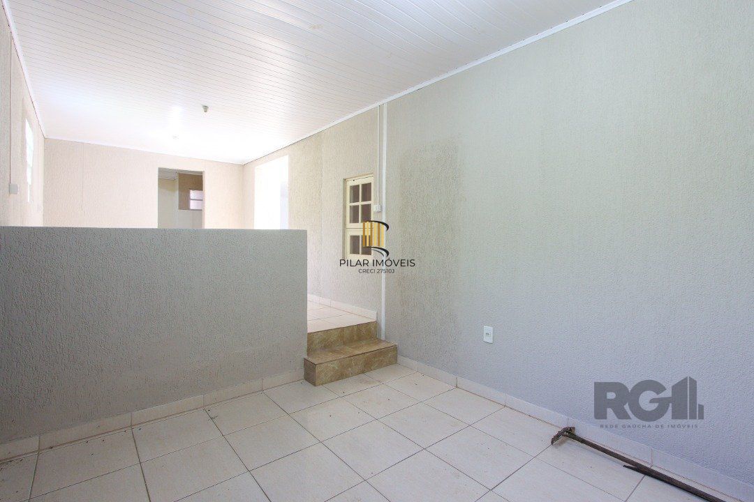 Casa com 109m² de área privativa, possui 02 dormitórios, living para 2 ambientes, cozinha, 2 banheiros