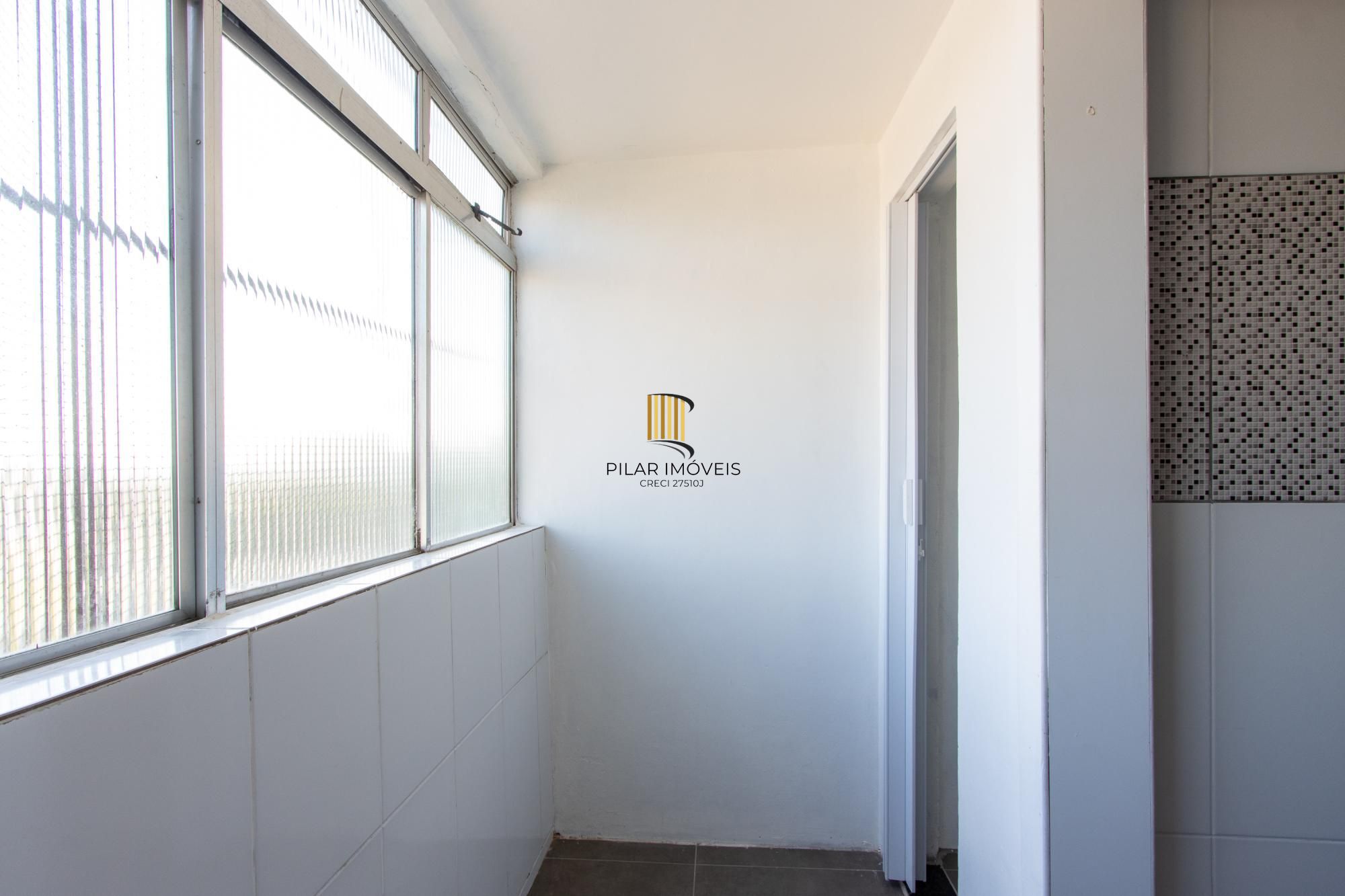 Apartamento semimobiliado à venda no bairro Cristal, 2 dormitórios, 2 banheiros, 1 vaga coberta e vista livre para o Guaíba