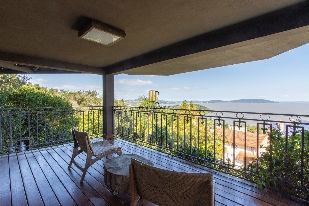 Casa deslumbrante vista do Guaiba, 3 dormitórios, sendo 1 suite master com closet e banheira de hidro com vista para o rio