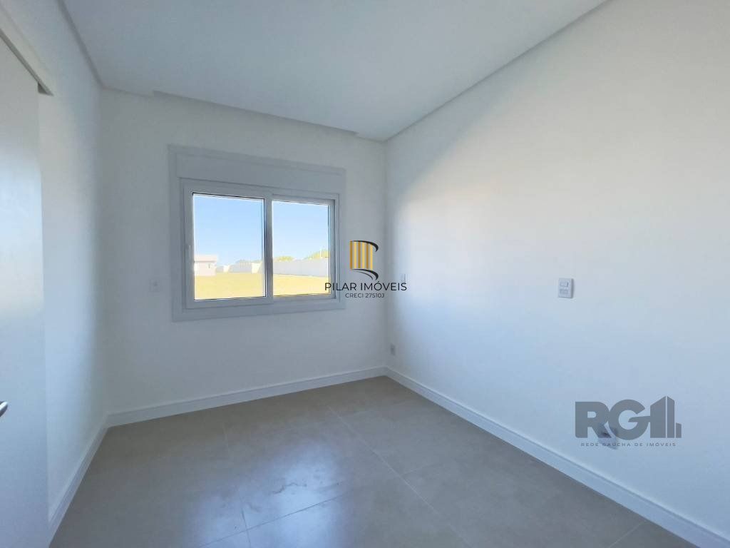 Casa térrea, com 225M², 04 suítes, sendo uma suíte americana, lavabo, living integrado, área de serviço.