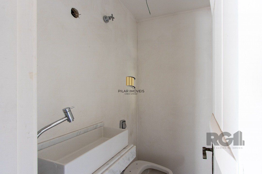 Casa Condomínio a Venda - 880m², 5 dormitórios, sendo 2 suítes, a master com lareira, 4 vagas - Cavalhada
