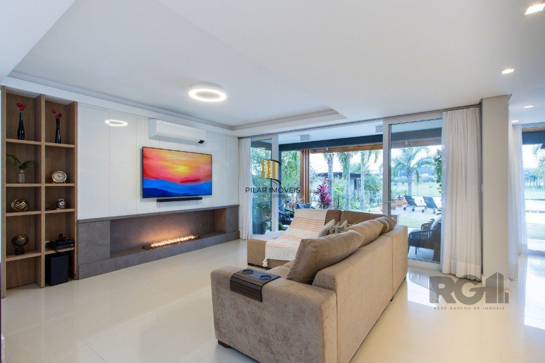 casa com  3 suítes no piso superior, mais 1 suíte no primeiro pavimento.