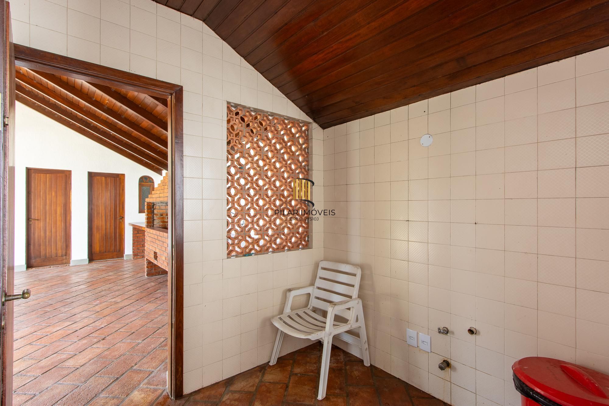 Casa com 2 dormitórios 3 banheiros. lareira e churrasqueira, e com arquitetura moderna.