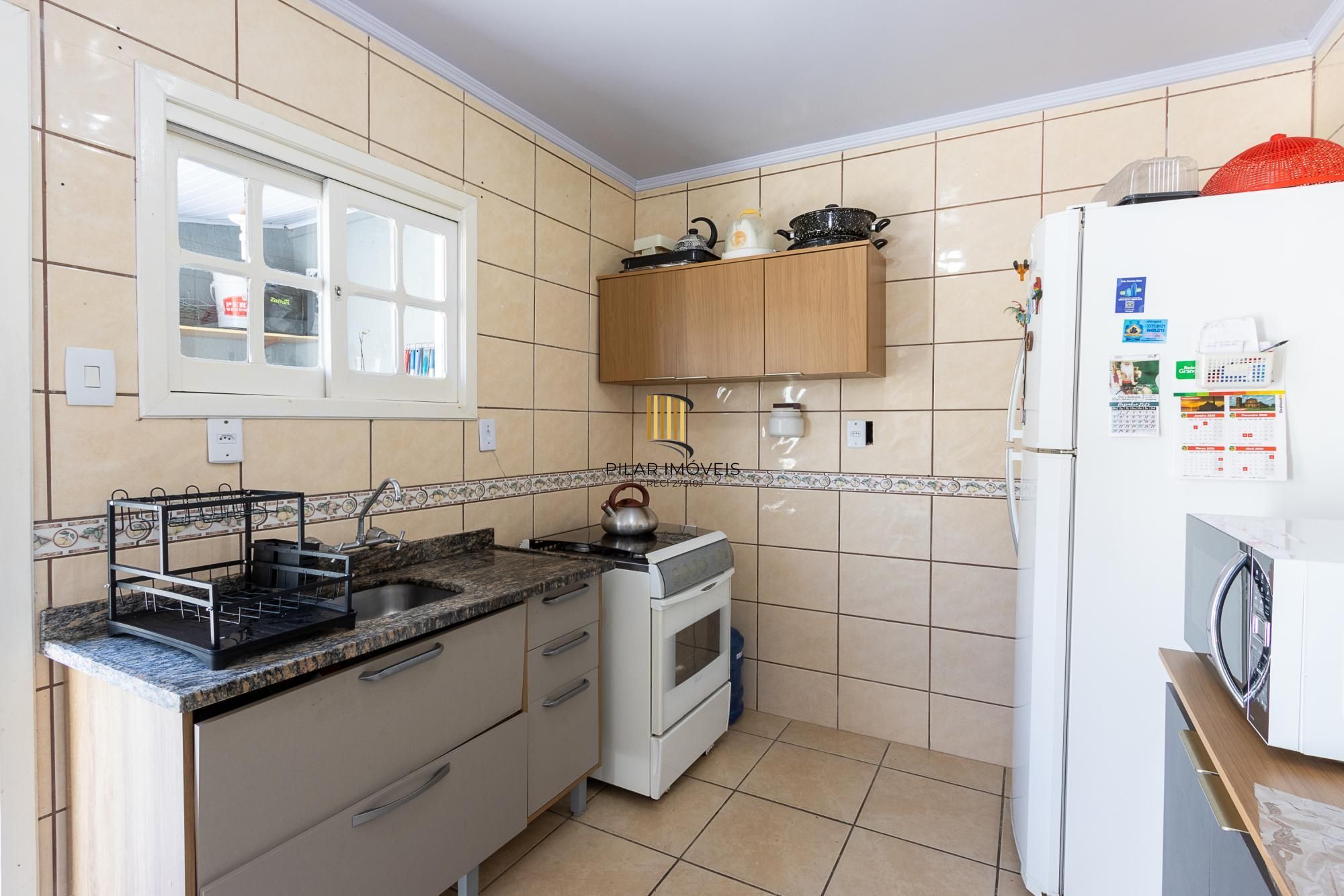 Casa de condomínio, de 3 dormitórios, 1 suíte e 2 vagas de garagem.