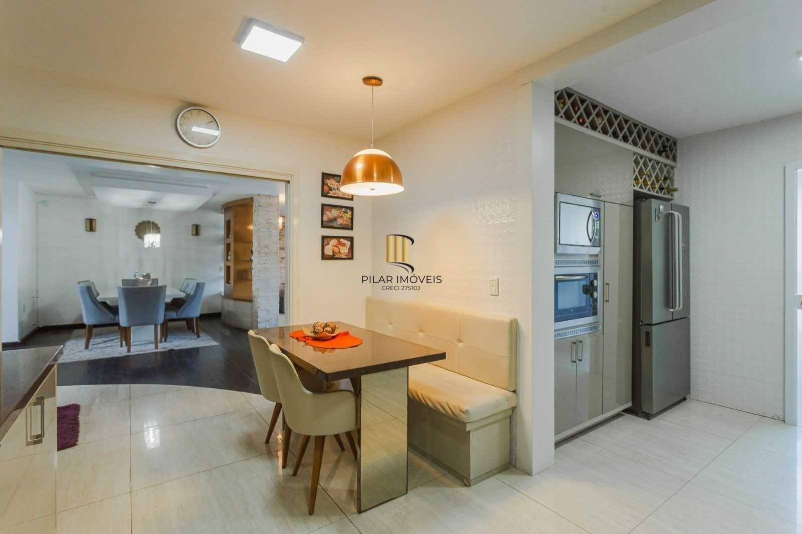 Casa Imponente com 5 Dormitórios (3 Suítes) no Bairro Chácara das Pedras