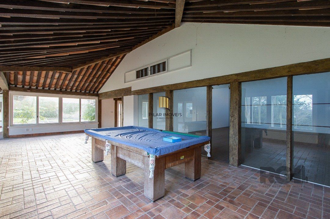 Casa Condomínio a Venda - 880m², 5 dormitórios, sendo 2 suítes, a master com lareira, 4 vagas - Cavalhada