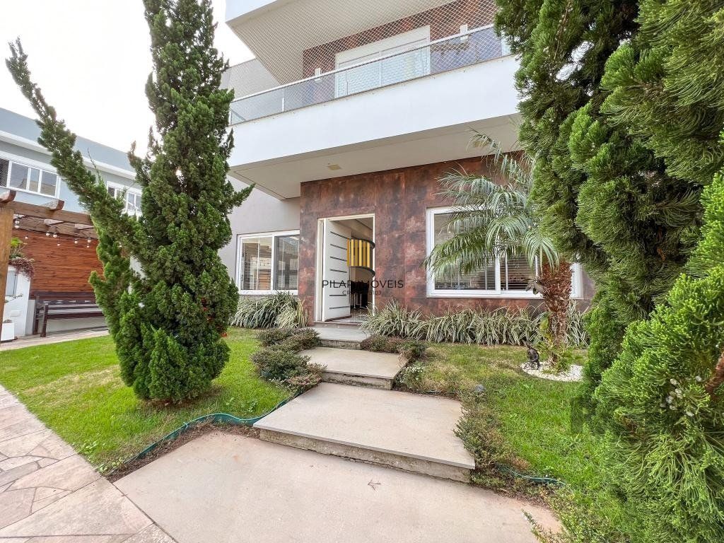Excelente residência com aproximadamente 219m² privativos,