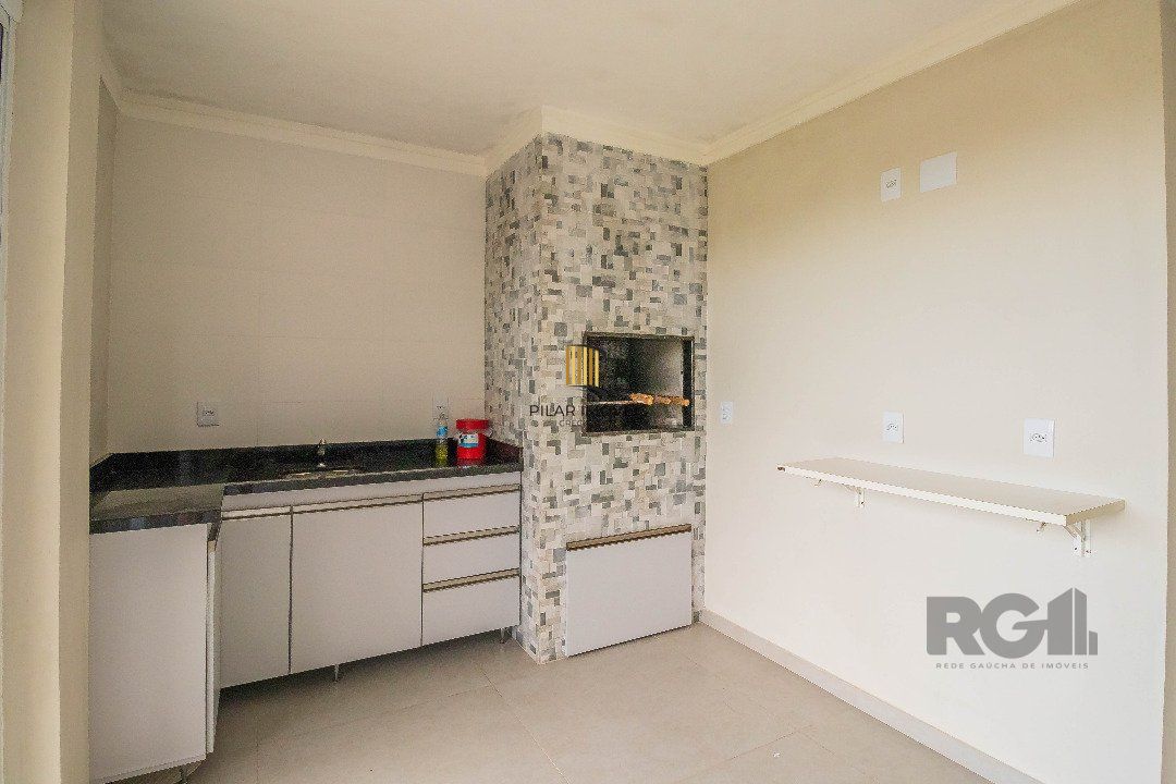 Sobrado, 185 metros quadrados privativo, com 3 quartos, 1 suíte, Living e cozinha integrados, lareira, churrasqueira, lavabo e 2 vagas de garagem.                       e 2 vagas de garagem