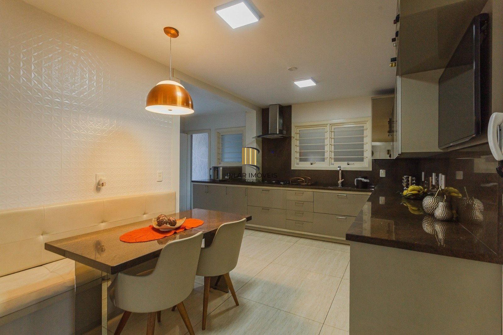 Casa Imponente com 5 Dormitórios (3 Suítes) no Bairro Chácara das Pedras