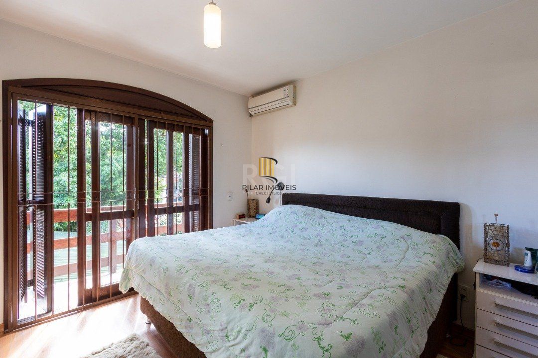 Casa para Venda - 300m², 5 dormitórios, 2 vagas - Cavalhada