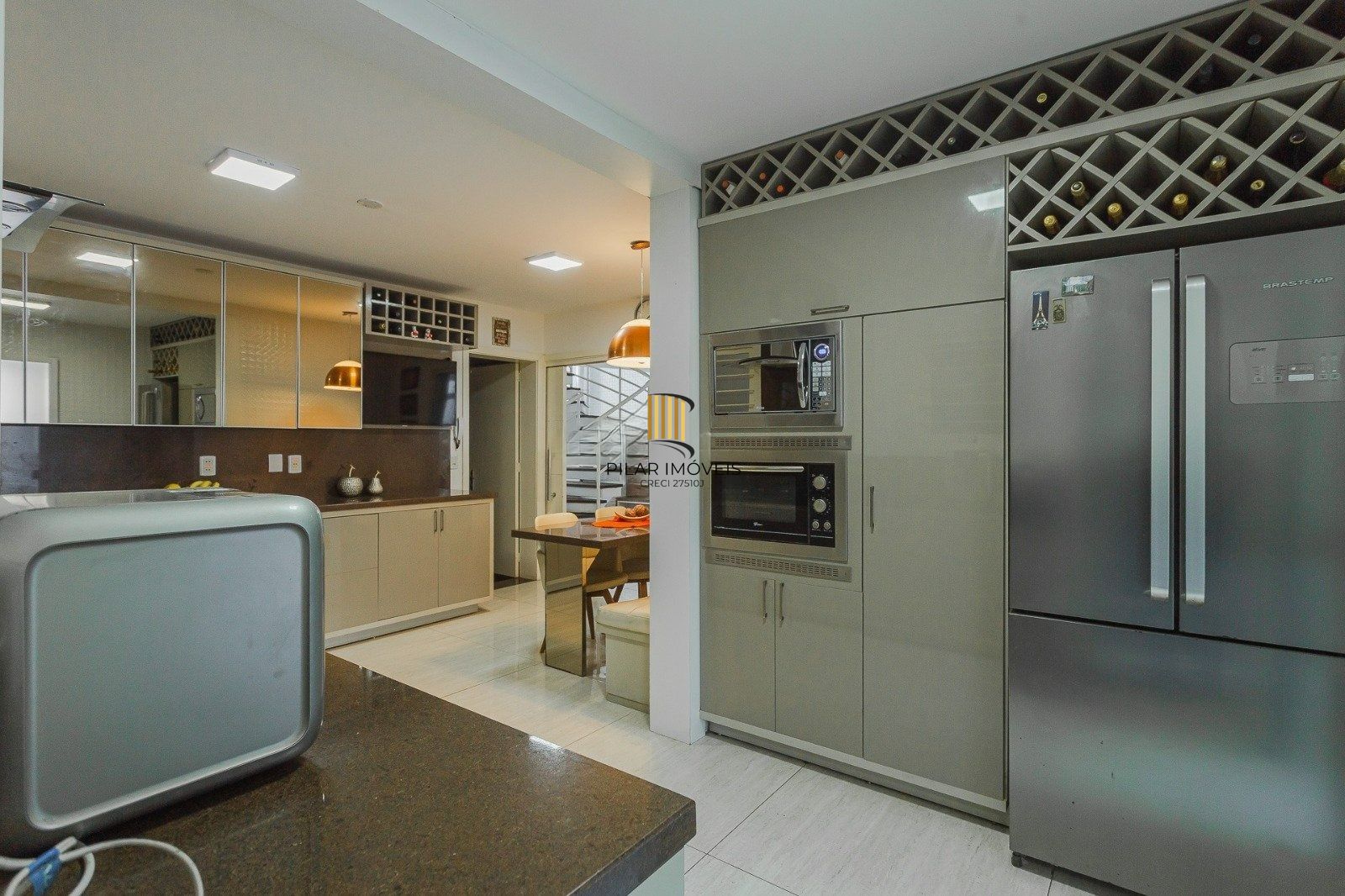 Casa Imponente com 5 Dormitórios (3 Suítes) no Bairro Chácara das Pedras