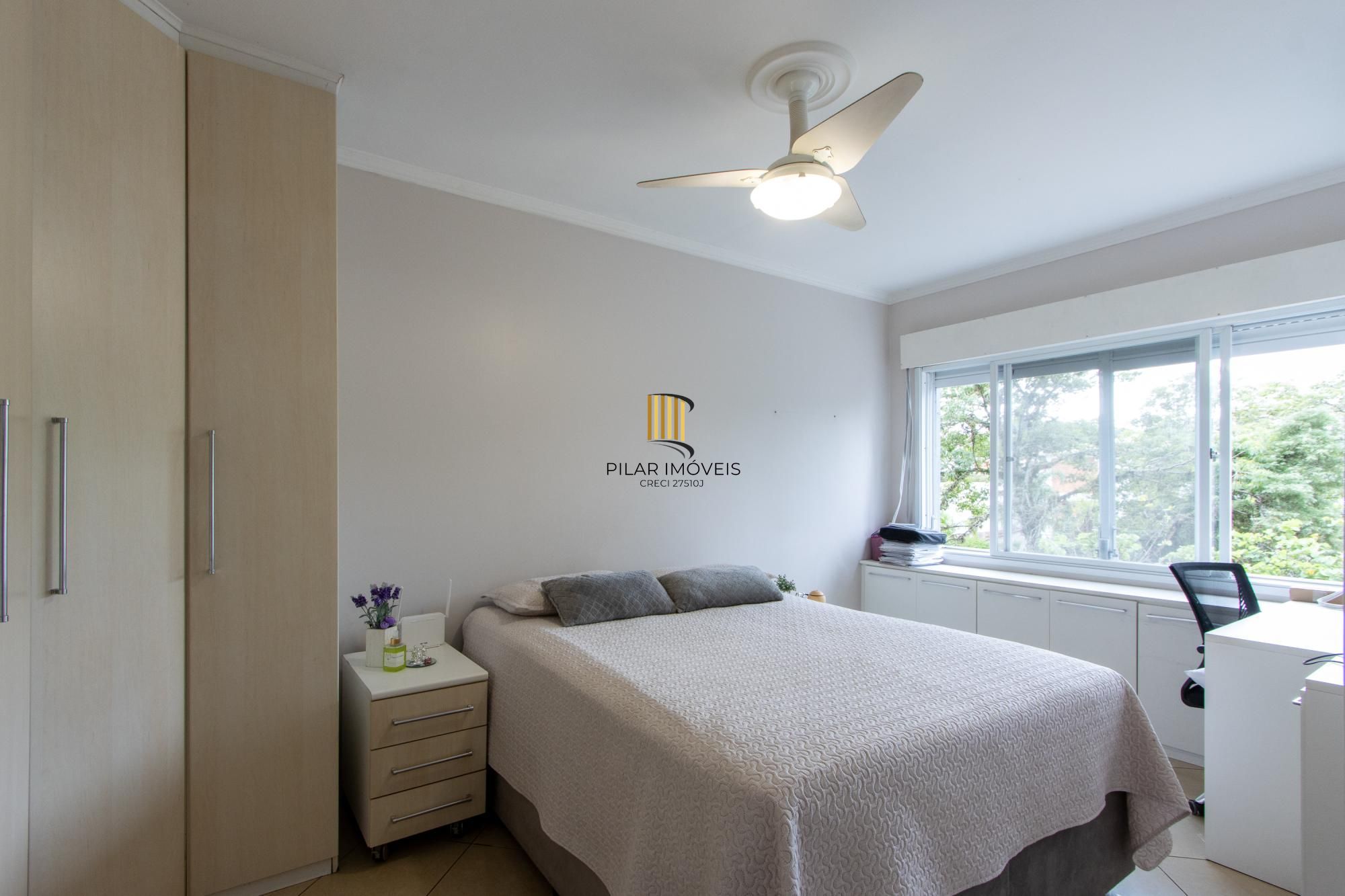 Apartamento de 2 quartos, living, cozinha planejada, área de serviço e 1 vaga.