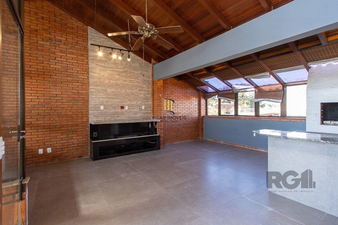 Excelente casa de 3 andares em condomínio fechado
