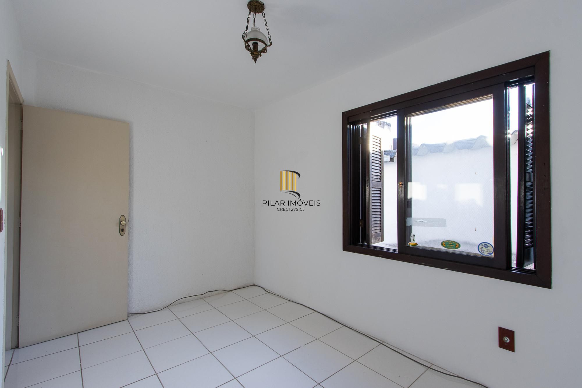 Casa de condomínio, 3 dormitórios, 1 suíte, 1 vaga coberta, no bairro Cristal.