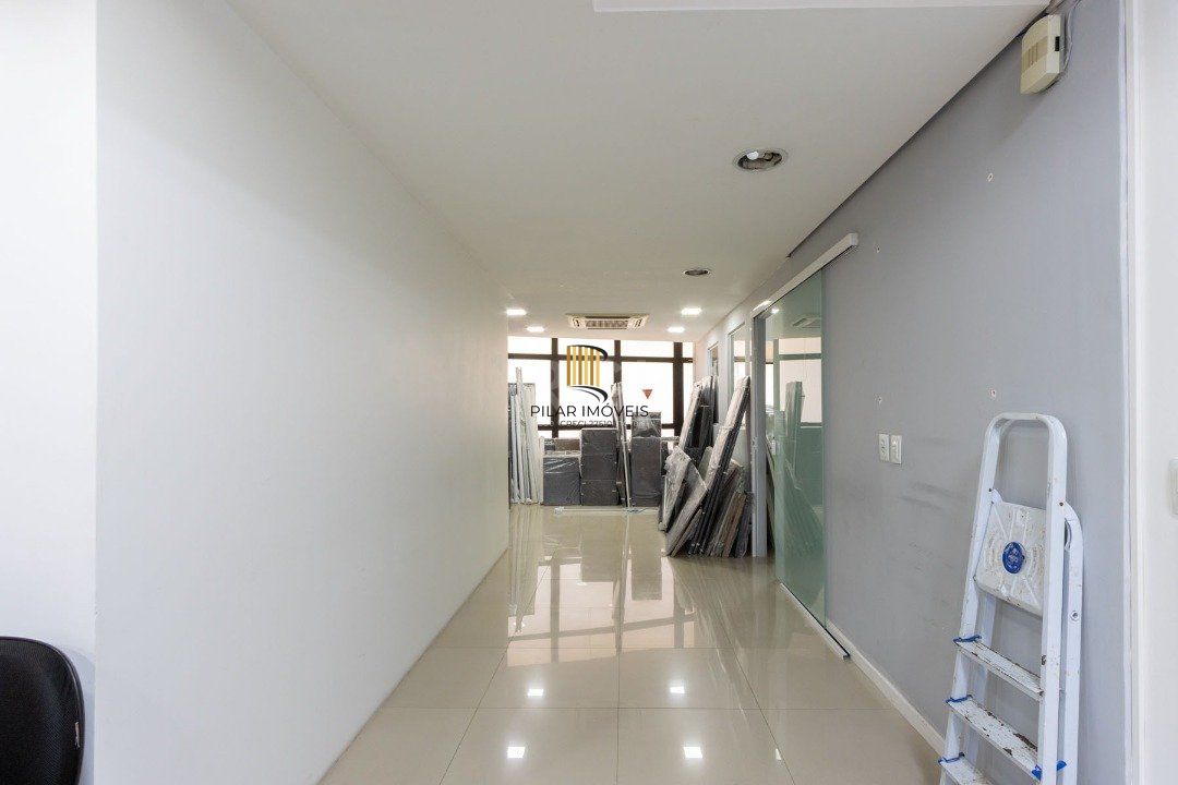 Sala em andar inteiro com 141,77 m2 privativos