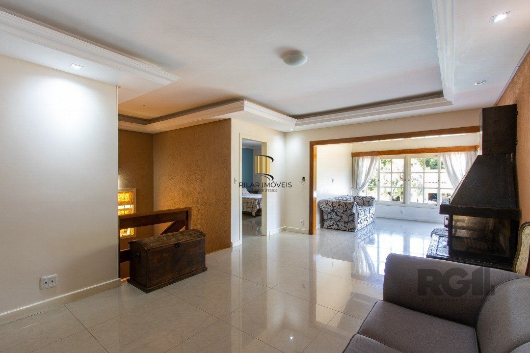 Casa com 452m² de área construída, 02 suítes, banheira de hidro, closet, 02 banheiros sociais, 03 living com 02 ambientes, 02 lareiras