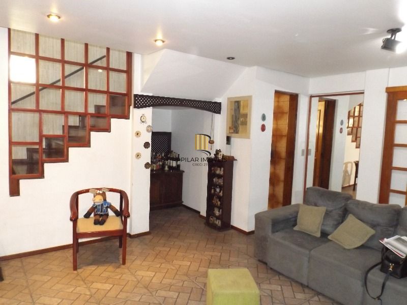 Casa para Venda - 250m², 3 dormitórios, sendo 3 suites, 7 vagas - Medianeira