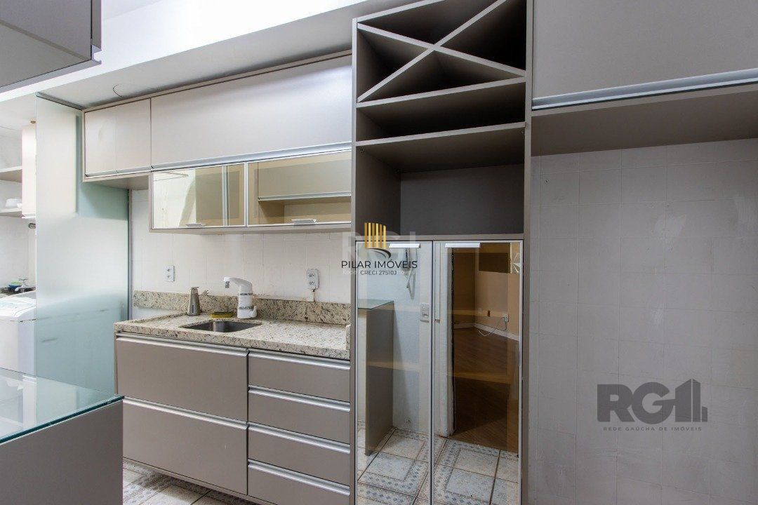Apartamento de 02 dormitórios com móveis e roupeiros planejados