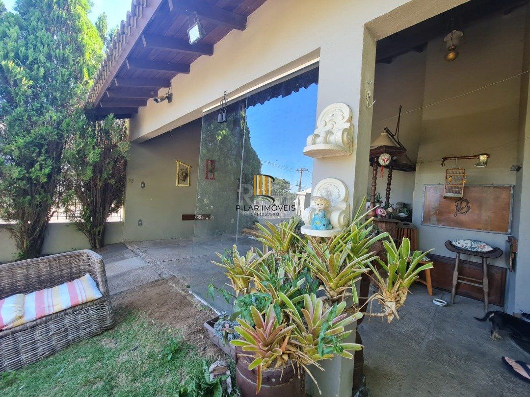 Casa em lindo terreno alto ao nível da rua medindo 10 × 32 onde consta uma residência térrea com 136m2 de área privativa,