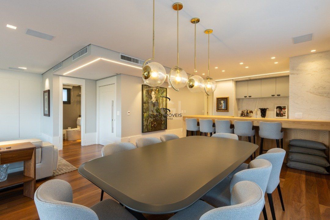 Apartamento mobiliado, com cerca de 256,42m² privativos e com 3 suítes,