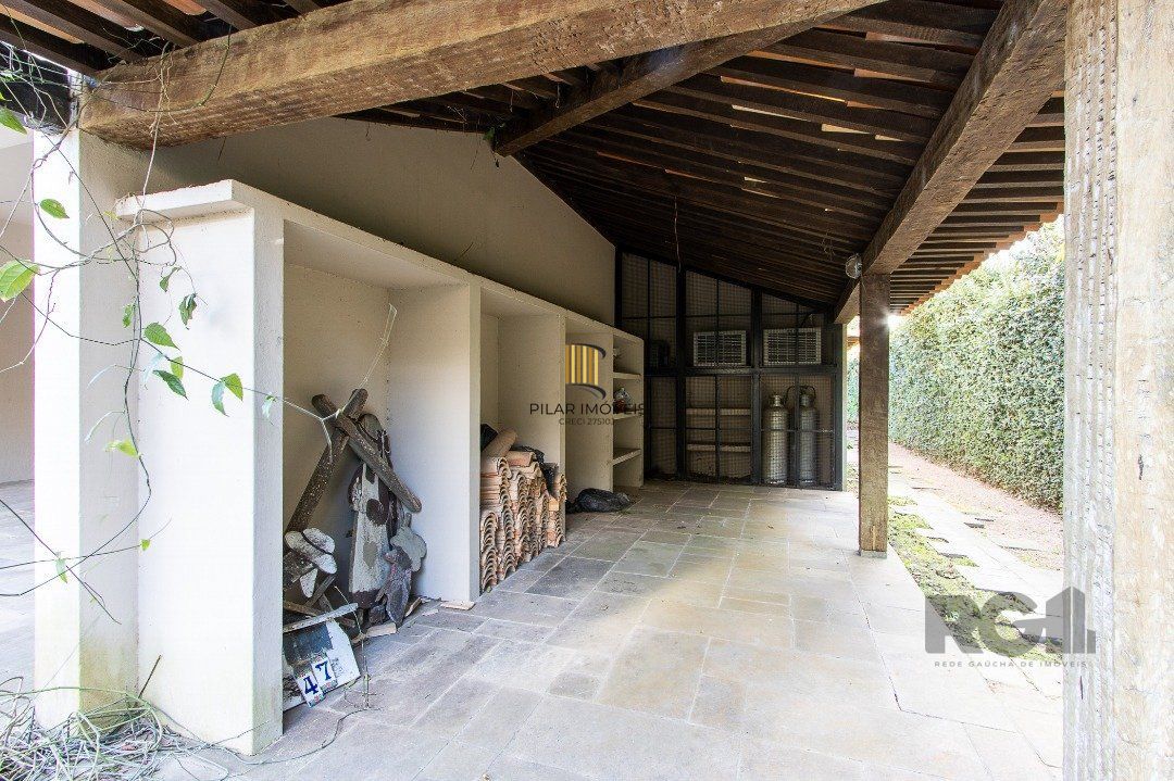 Casa Condomínio a Venda - 880m², 5 dormitórios, sendo 2 suítes, a master com lareira, 4 vagas - Cavalhada
