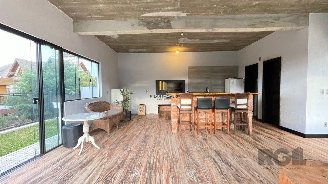 Linda Casa Ampla com 3 Suítes Construída Recentemente em Condomínio no Bairro Nobre de Gramado
