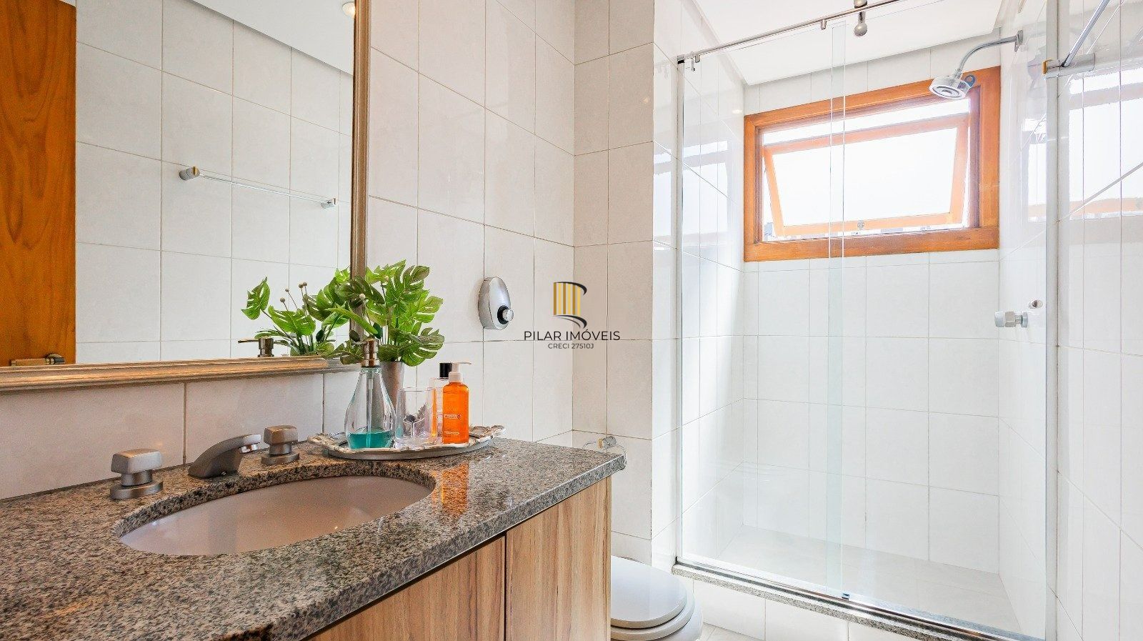 Apartamento com três quartos e três vagas, no bairro Bela Vista