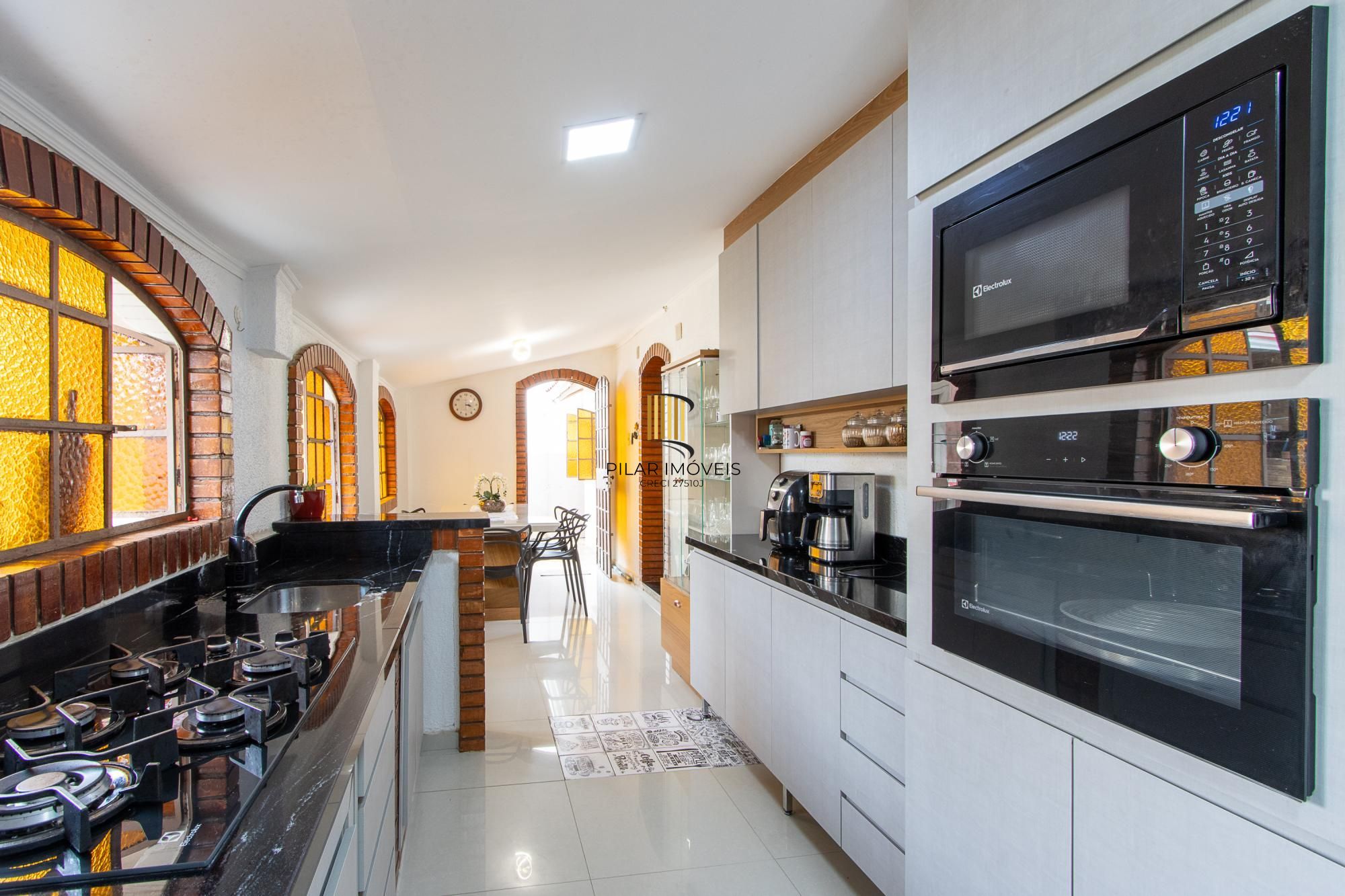 Casa de 4 dormitórios, 2 suítes, piscina, pátio e 2 vagas de garagem.