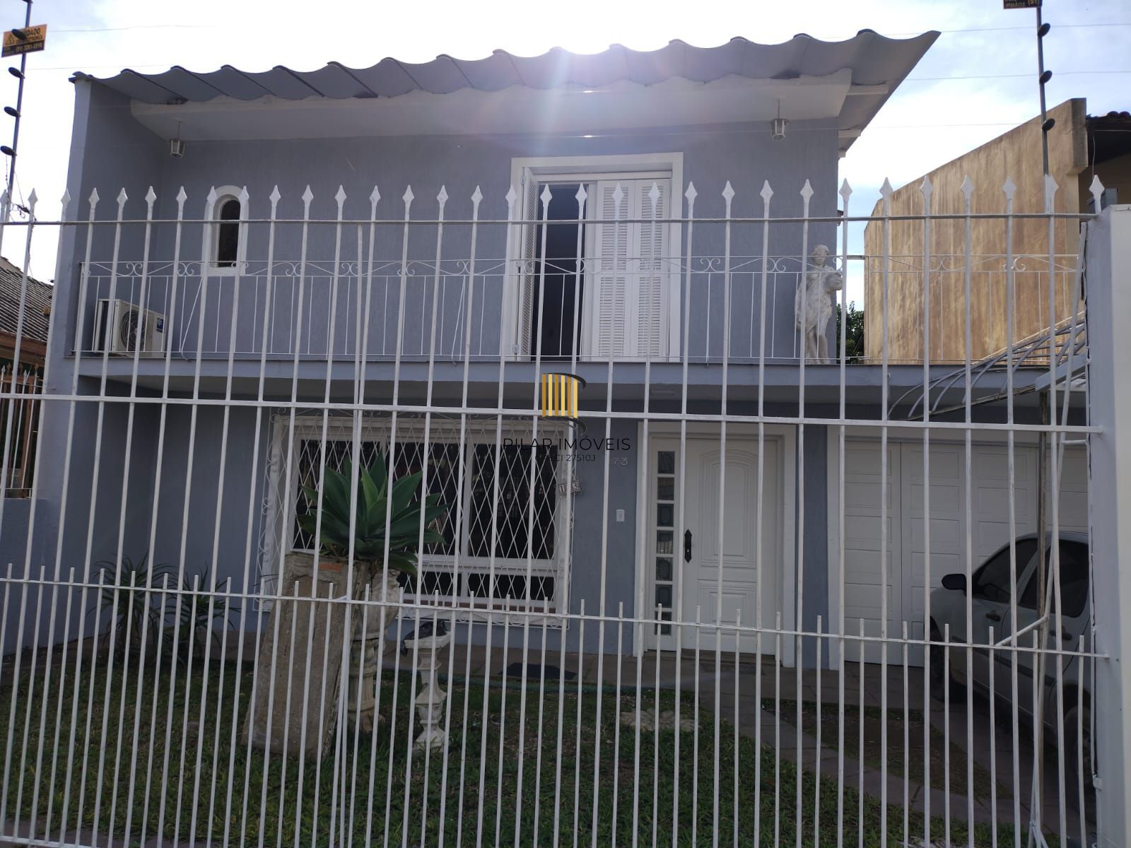 Casa de alvenaria, com 3 quartos, 1 suíte e 3 vagas de garagem.