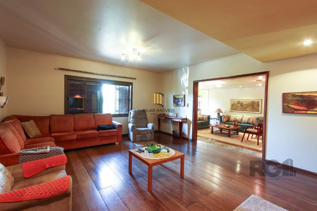 Casa a venda com 03 dormitórios, living 03 ambientes com vista para o Rio.
