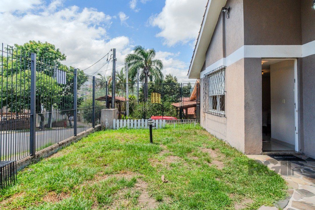 Casa 3 dormitórios I Suíte Master I vaga p/5 carros I Bairro Cavalhada