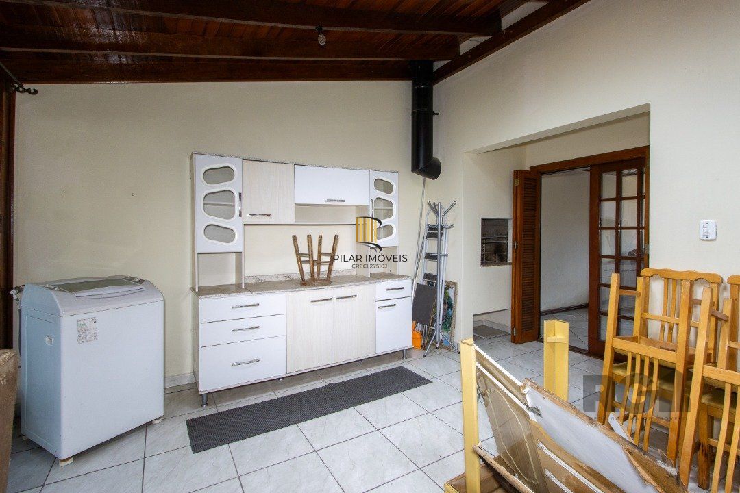 Casa em Condomínio na Zona Sul, no bairro Hípica, com 2 dormitórios, living para dois ambientes, cozinha mobiliada, lavabo
