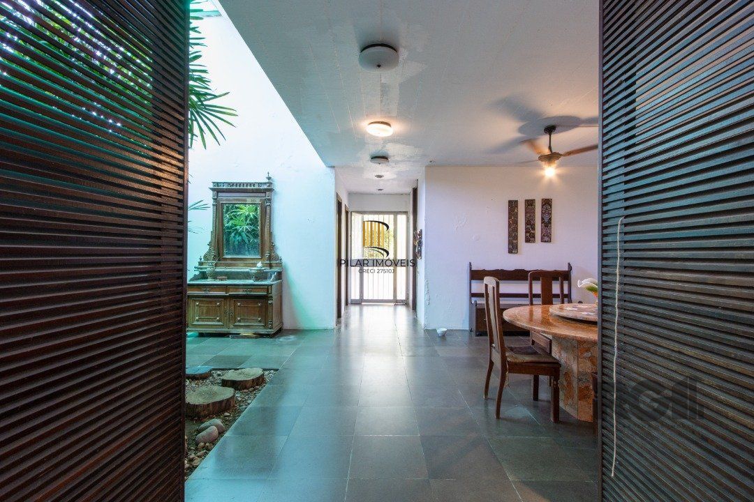 Casa com 724 m² privativos, 4 dormitórios sendo 4 suítes, 6 vagas sendo 3 cobertas
