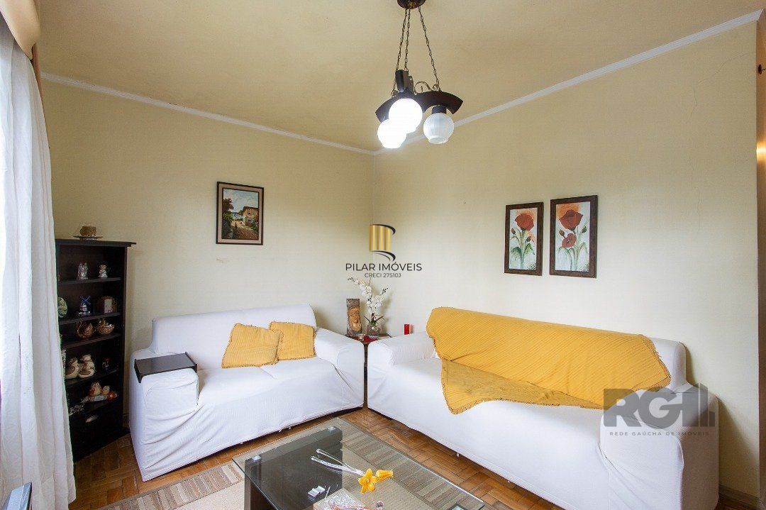 Casa térrea, 2 quartos, 2 vagas, edicula com 1 quarto e um banheiro - Bairro Tristeza