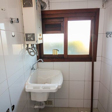 Apartamento de 2 dormitórios, 1 suíte, closet e 2 vagas de garagem .