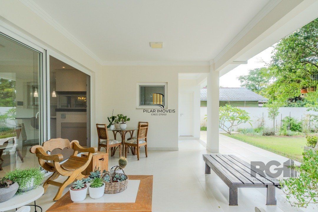 Casa semimobiliada e possui 3 suítes (sendo 1 delas master com closet e hidro)
