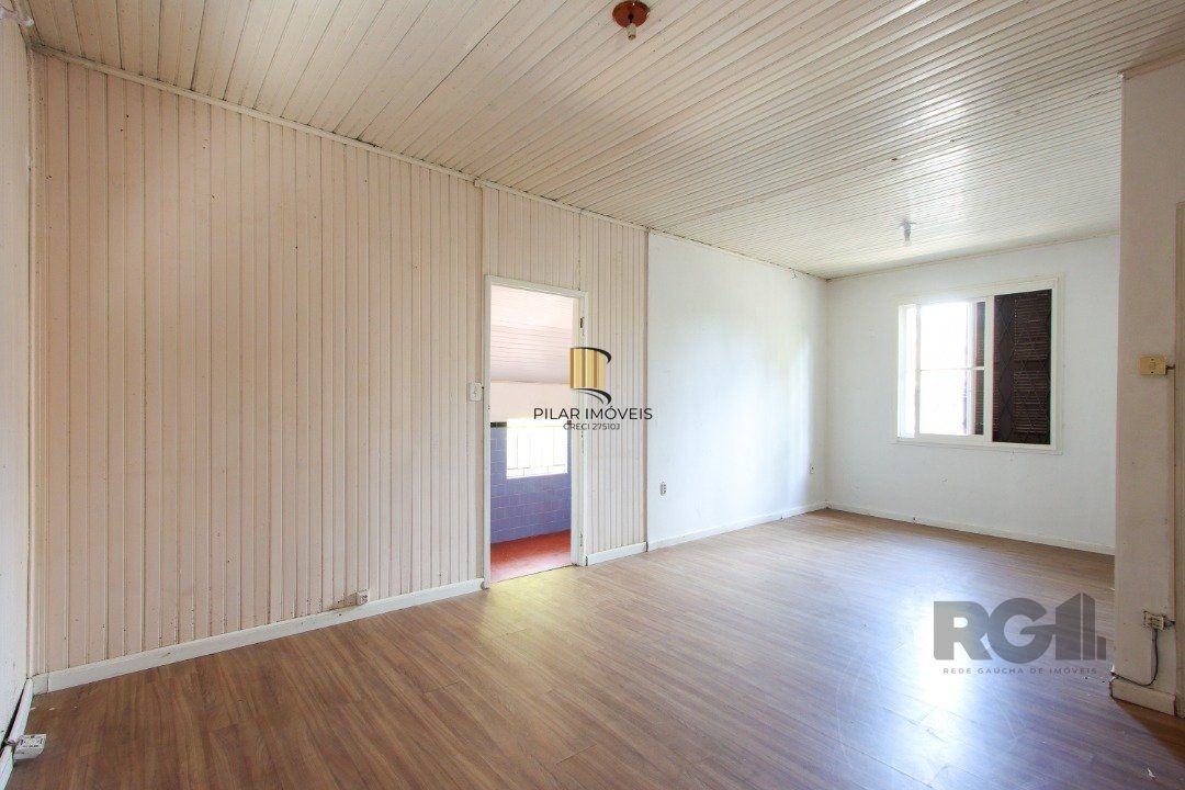 Casa mista com 4 dormitórios, 2 banheiros, 1 lavabo e 3 vagas a uma quadra da Av. Guaíba